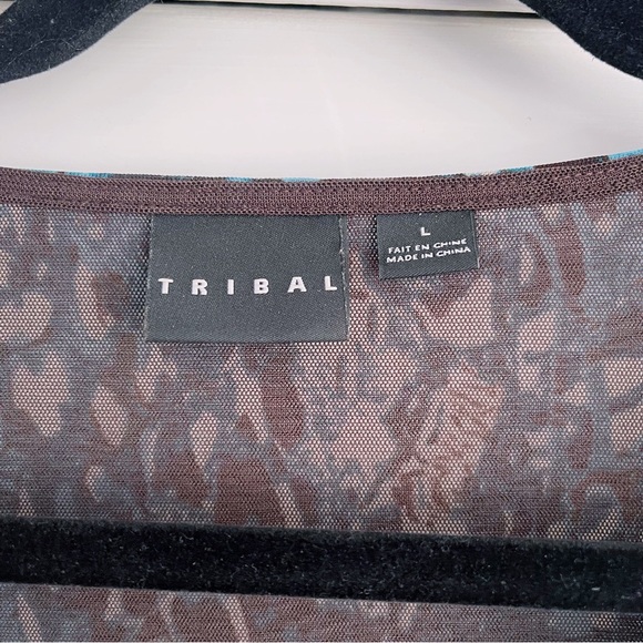 Graphic Print Sleeveless Blouse - Picture 3 of 5